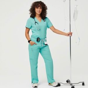 FIGS women’s fresh aqua scrub set